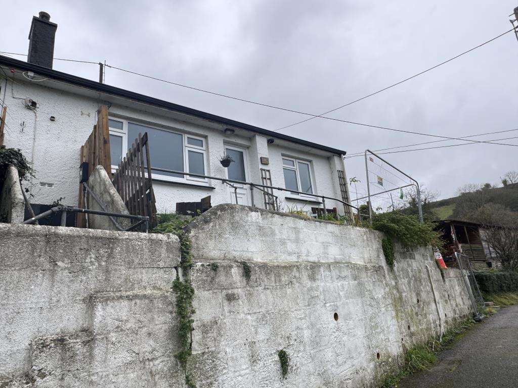 Lot: 51 - SEMI-DETACHED BUNGALOW FOR IMPROVEMENT - View of the property from the road